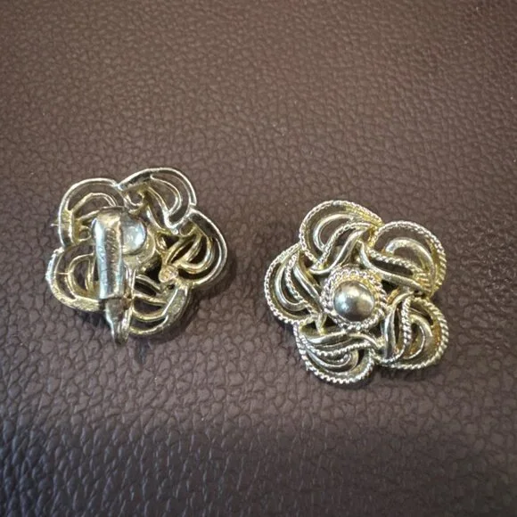 Vintage Gold Flower Coro Clip Earrings - Picture 2 of 2